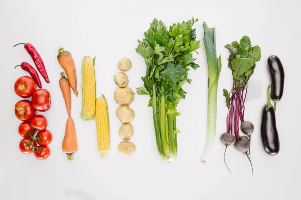 Posa piatta con verdure fresche autunnali disposte isolate su bianco — Foto stock