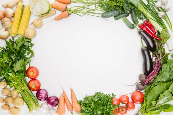 Tendido plano con verduras frescas de otoño dispuestos con espacio en blanco en el centro aislado en blanco - foto de stock