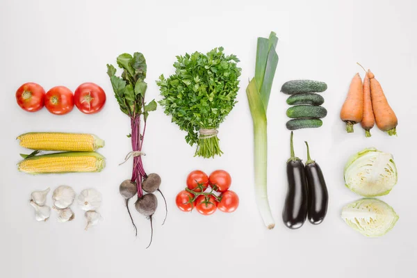 Flache Lage mit frischem Herbstgemüse isoliert auf weiß angeordnet — Stockfoto