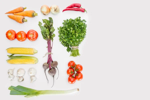 Tendido plano con verduras frescas de otoño dispuestos aislados en blanco - foto de stock