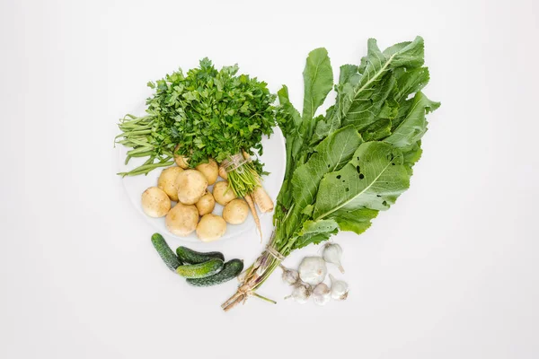 Vue de dessus des légumes mûrs arrangés isolés sur blanc — Photo de stock