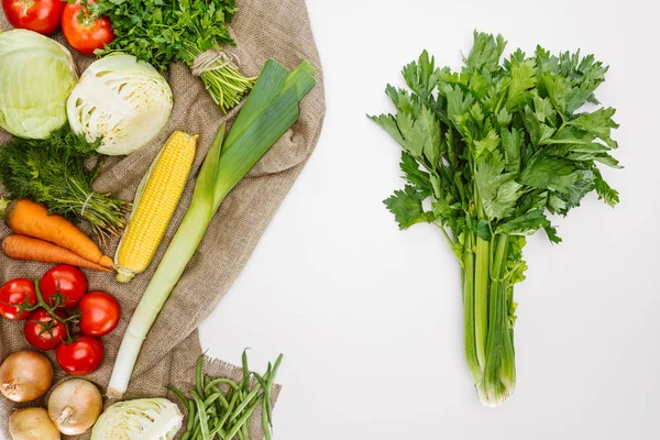 Composição de alimentos com vegetais frescos dispostos em pano de saco isolado em branco — Fotografia de Stock