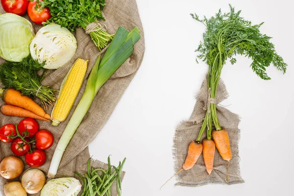 Composição de alimentos com vegetais frescos dispostos em pano de saco isolado em branco — Fotografia de Stock