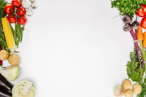 Vista superior da composição de alimentos com vários vegetais maduros sazonais isolados em branco — Fotografia de Stock