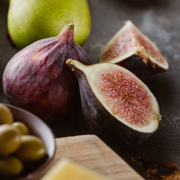 Close up view of fresh figs arranged on tabletop — Stock Photo
