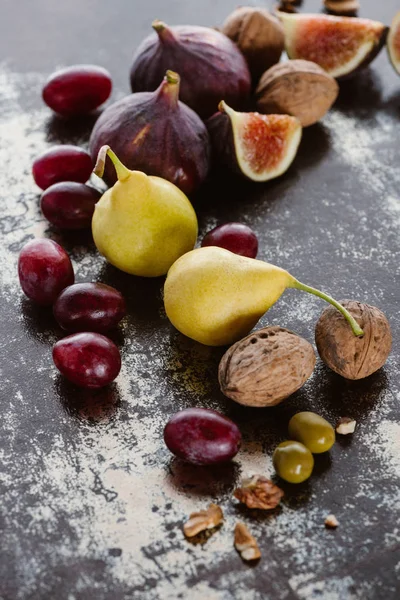 Close up view of figs, pears and hazelnuts arranged on tabletop — Stock Photo
