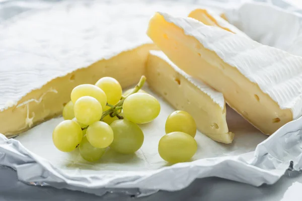 Nahaufnahme von Brie-Käse und Trauben — Stockfoto