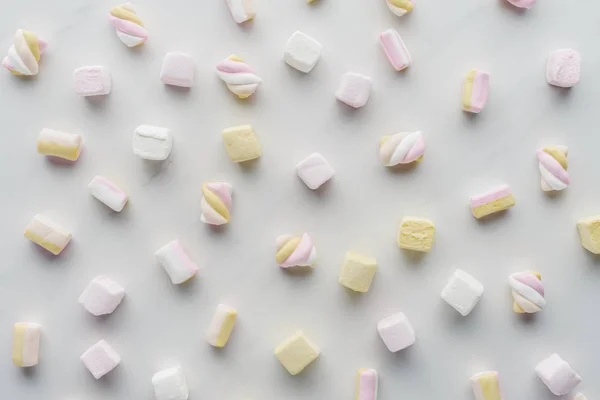 Draufsicht auf farbige Marshmallows auf weißer Oberfläche — Stockfoto