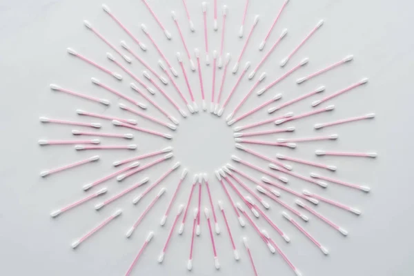 Erhöhte Ansicht von Wattestäbchen in Form von Feuerwerk isoliert auf weißem, Schönheitskonzept — Stockfoto