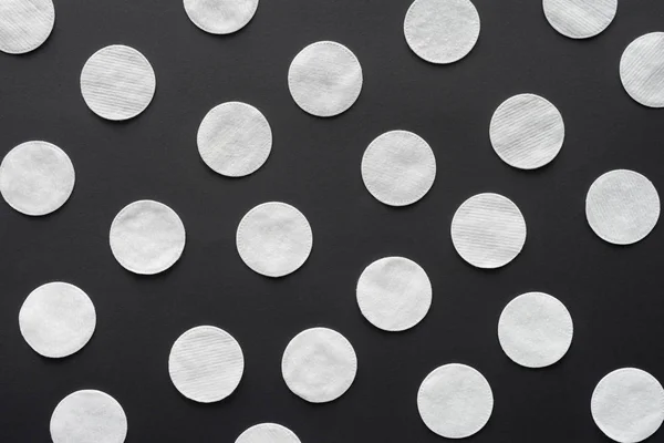 Conjunto de almohadillas cosméticas de algodón blanco aisladas en negro, concepto de belleza - foto de stock