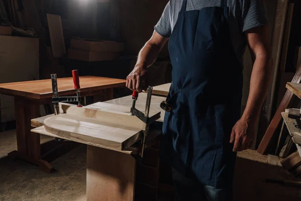 Vue partielle du menuisier debout à l'atelier en bois — Photo de stock