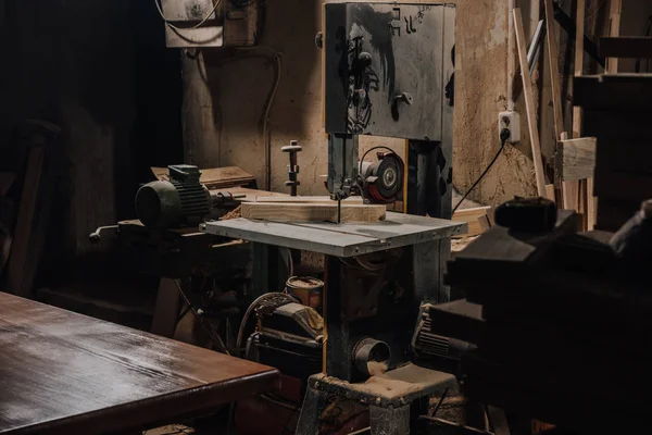 Vista de perto da broca elétrica e madeira na oficina de carpintaria de madeira — Fotografia de Stock