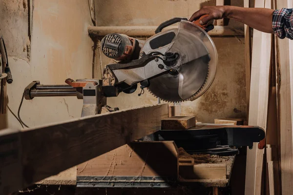 Vista parziale del falegname con sega circolare in officina di legno — Foto stock