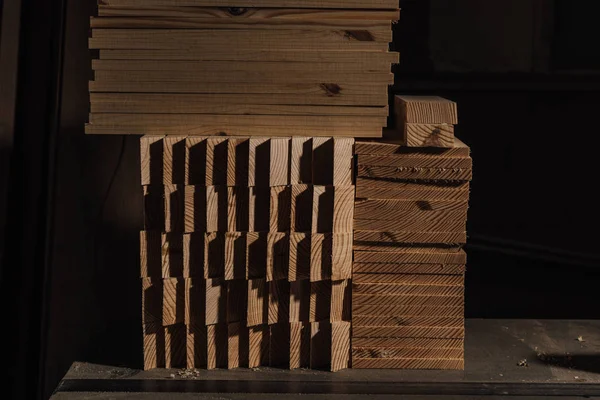 Vue rapprochée des planches de bois disposées à l'atelier en bois — Photo de stock