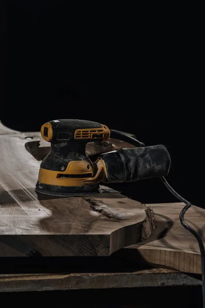 Vue rapprochée du plan électrique et des planches de bois à l'atelier — Photo de stock