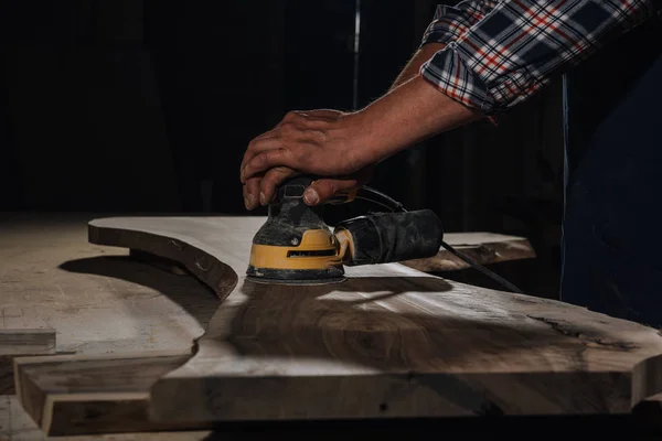 Vista parcial del carpintero trabajando con plano eléctrico en taller - foto de stock