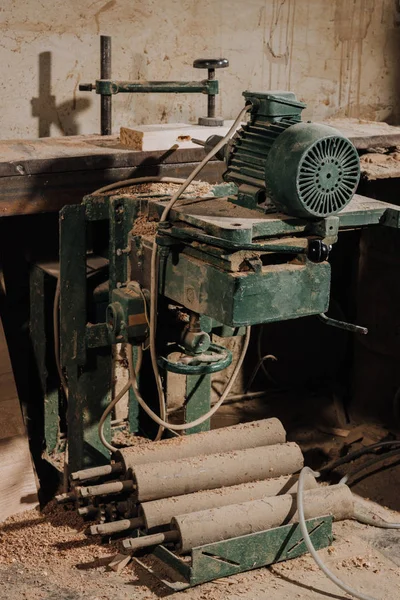 Nahaufnahme des Holzarbeitsplatzes mit Geräten und Holz in der Werkstatt — Stockfoto
