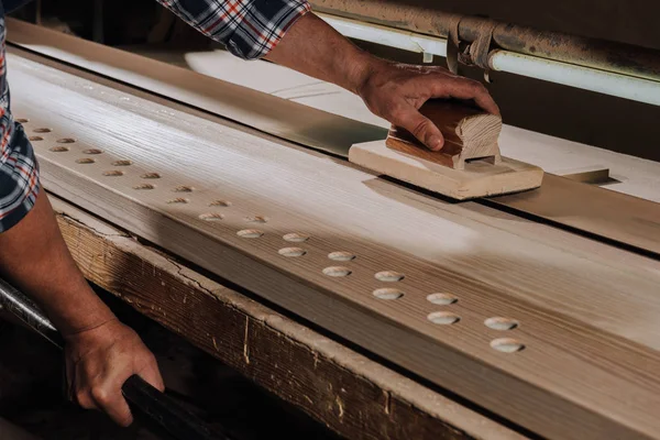 Tiro cortado de madeira de aplainamento woodworker com avião de mão na oficina — Fotografia de Stock