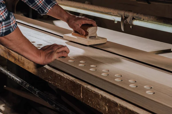 Plano recortado de madera cepilladora con plano de mano en el taller - foto de stock
