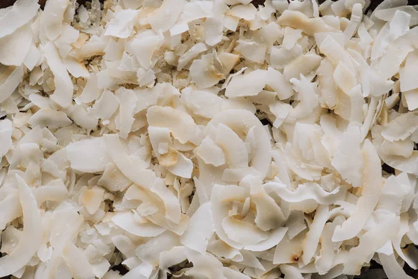 Vista superior de deliciosos chips de coco em tela cheia — Fotografia de Stock