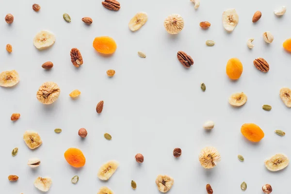 Tendido plano con deliciosas frutas secas y frutos secos con espacio de copia aislado sobre fondo blanco - foto de stock