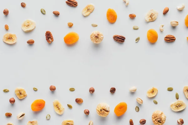 Vista superior de frutas y frutos secos con espacio de copia aislado sobre fondo blanco - foto de stock