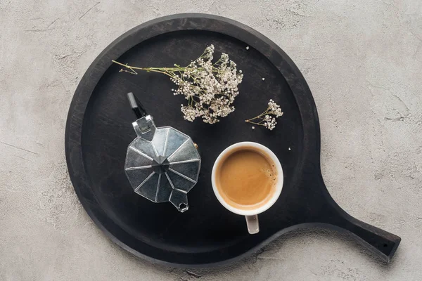 Vista dall'alto di tazza di delizioso caffè e moka pot con fiori di campo sulla superficie di cemento — Foto stock