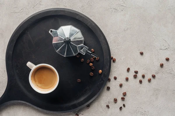 Vista superior de la taza de café y moka en la superficie de hormigón - foto de stock