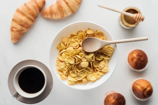 Вид зверху миски сухого сніданку з різними продуктами харчування на білому — стокове фото