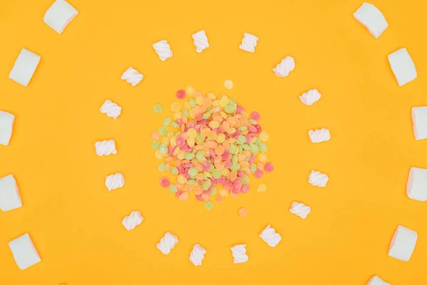 Draufsicht auf Kreise aus Gelee-Bonbons und Marshmallows isoliert auf orange — Stockfoto