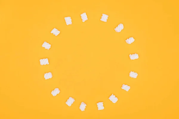 Top view of circle of marshmallows isolated on orange — Stock Photo