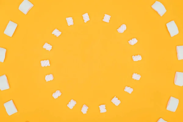 Visão superior de círculos de marshmallows saborosos isolados na cor-de-laranja — Fotografia de Stock