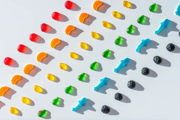 Conjunto de deliciosos caramelos de gelatina de colores en blanco — Stock Photo