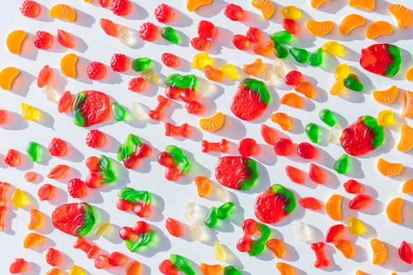 Vista superior de doces de geleia espalhados saborosos em branco — Fotografia de Stock