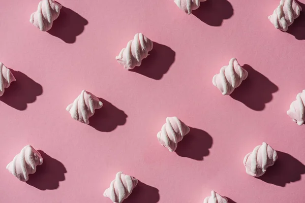 Sammlung köstlicher Marshmallows mit Schatten auf rosa — Stockfoto