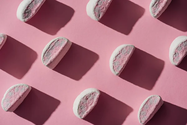 Reihe schmackhafter Marshmallows mit Schatten auf rosa — Stockfoto