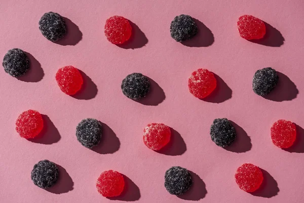 Набор желейных конфет в форме малины на розовом — стоковое фото