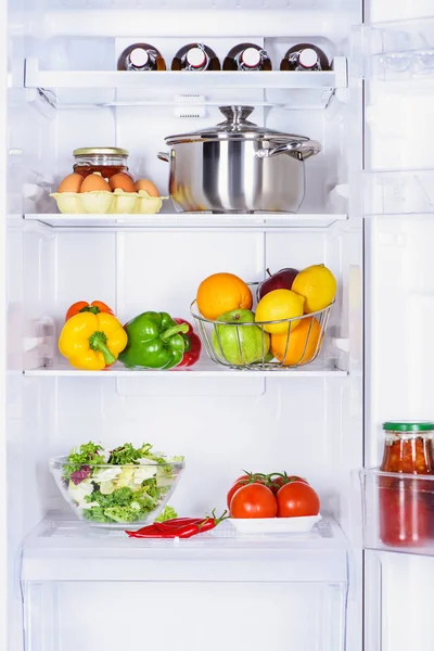 Fruits, légumes et poêle avec œufs au réfrigérateur — Photo de stock