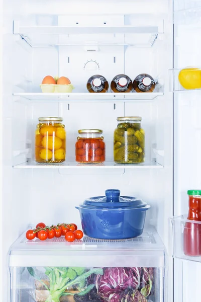 Poêle, conserves et légumes mûrs au réfrigérateur — Photo de stock