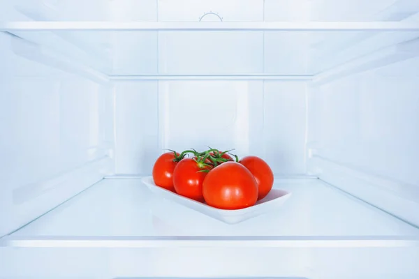 Pomodori rossi saporiti maturi in frigorifero — Foto stock
