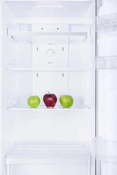 Drei reife leckere Äpfel im Kühlschrank — Stockfoto