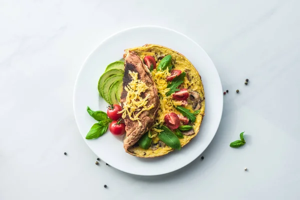 Draufsicht auf gesundes Omelett zum Frühstück mit Gemüse auf weißem Marmor — Stockfoto