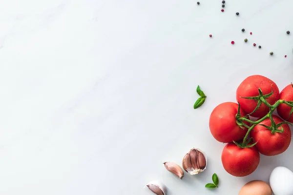 Vista superior dos ingredientes para cozinhar omelete para o café da manhã na superfície de mármore branco — Fotografia de Stock