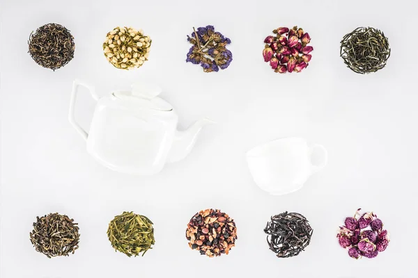 Vue de dessus de tisane séchée biologique et théière avec tasse isolée sur blanc — Photo de stock