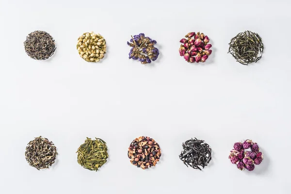 Лінії сушеного трав'яного органічного чаю ізольовані на білому — стокове фото