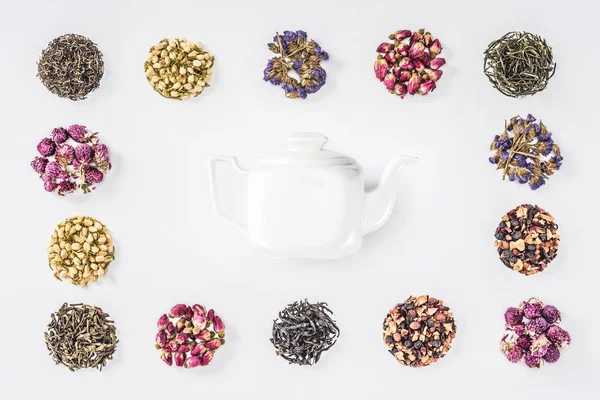 Vue surélevée de théière dans le cadre de tisane séchée biologique isolé sur blanc — Photo de stock