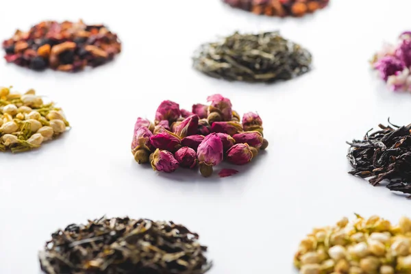 Conjunto de té natural de hierbas secas en la superficie blanca - foto de stock