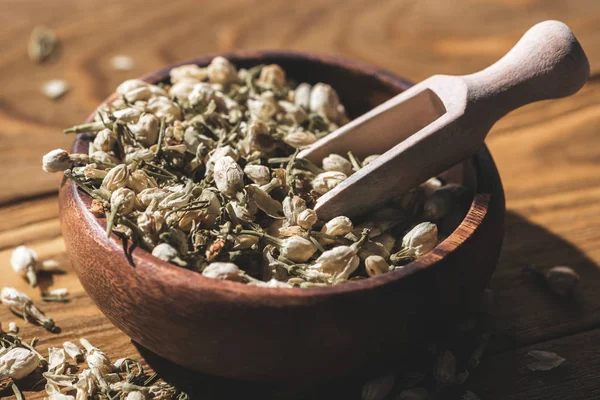 Primer plano de flores de jazmín en cuenco de madera en la cocina - foto de stock