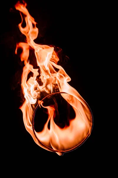 Nahaufnahme von brennenden Kreis Figur isoliert auf schwarz — Stockfoto