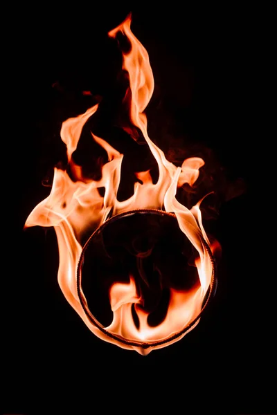 Vista de cerca de la figura del círculo ardiente aislado en negro - foto de stock